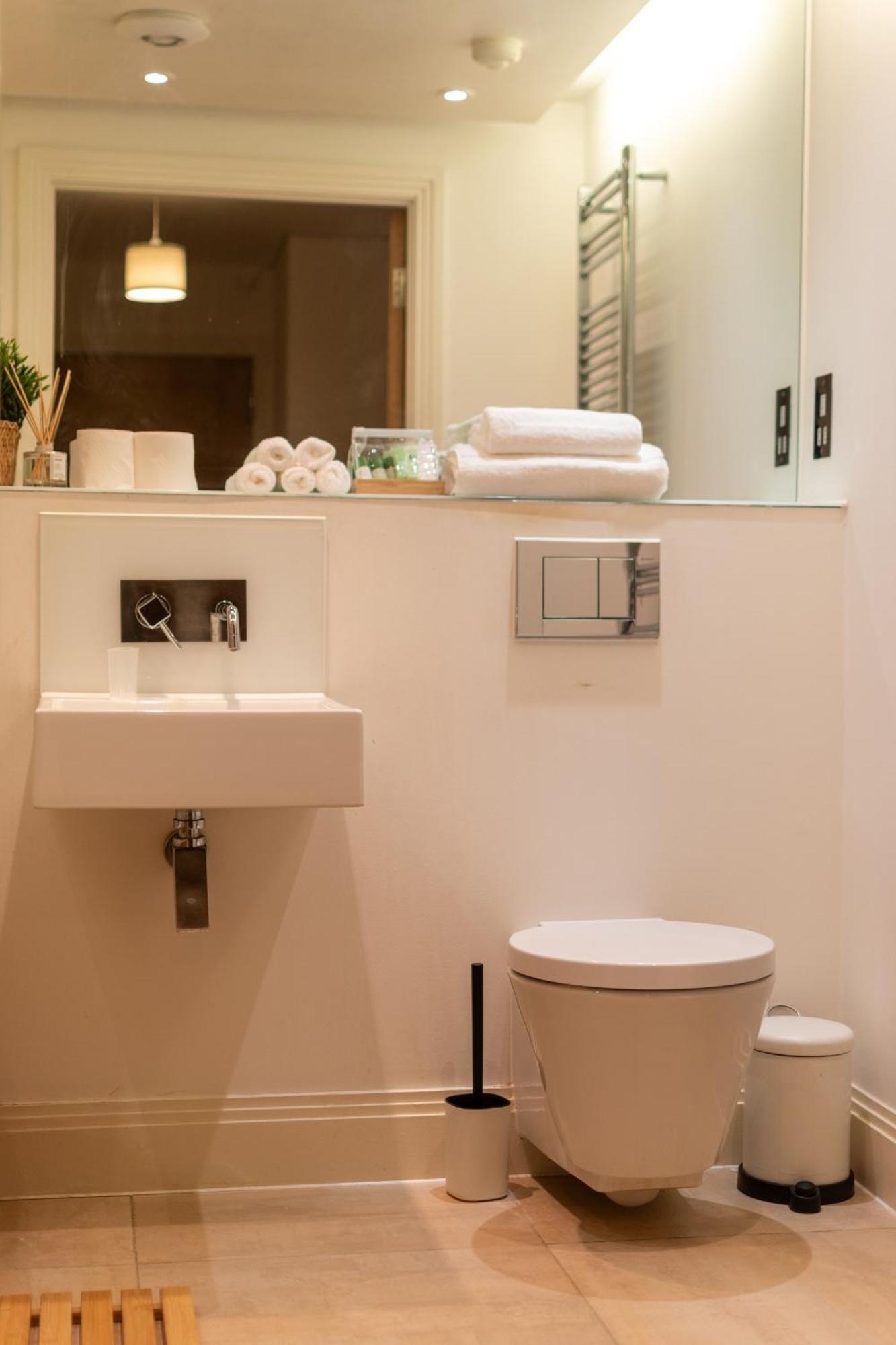 Cosy 2 Bed Hackney Sleeps 8 * Londen